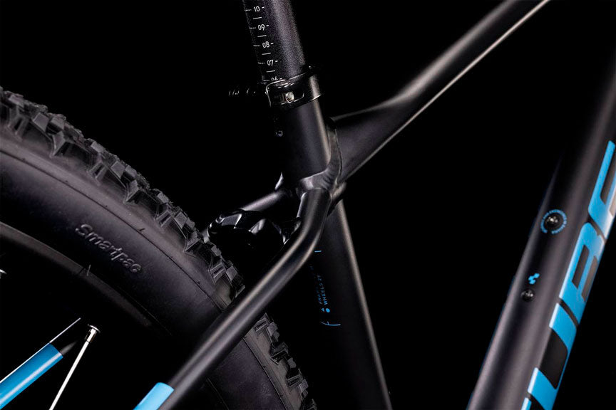 Bicicleta de montaña CUBE Aim 2022 Color black'n'Blue / Transmisión 2x8 velocidades